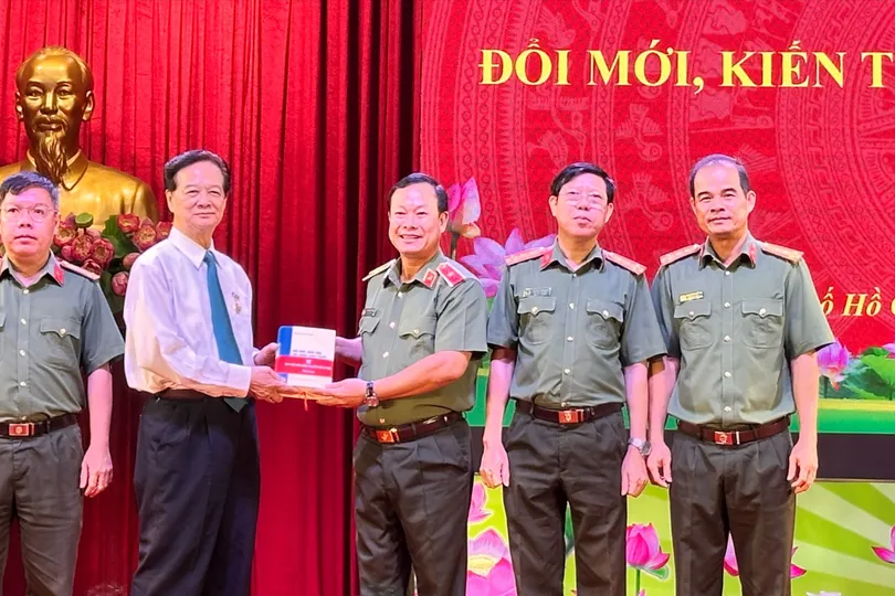 Giới thiệu ấn phẩm "Đổi mới, kiến tạo, hội nhập, phát triển" của đồng chí Nguyễn Tấn Dũng