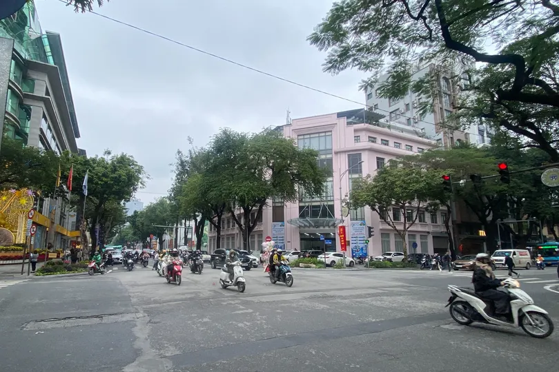 Hà Nội sẽ không giảm nhiệt do không khí lạnh lần này yếu. Ảnh: PHÚC HẬU