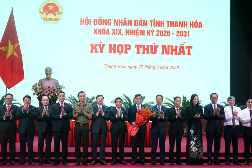 Lãnh đạo tỉnh Thanh Hóa tặng hoa chúc mừng đồng chí Nguyễn Hoài Anh tái đắc cử chức Chủ tịch UBND tỉnh Thanh Hóa