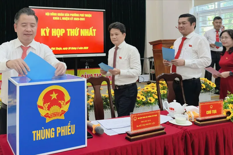 Phường Phú Thuận (TPHCM) bầu các chức danh chủ chốt