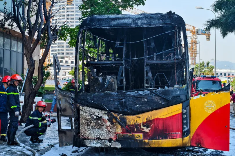 Cháy xe khách ở trung tâm Nha Trang