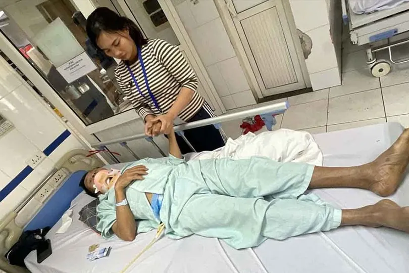 Chồng nguy kịch, vợ con cùng nhập viện