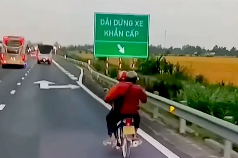 Xe máy liên tục chạy vào tuyến cao tốc TPHCM – Trung Lương – Mỹ Thuận – Cần Thơ 
