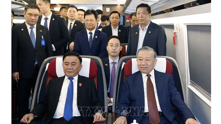 Tổng Bí thư, Chủ tịch nước Tô Lâm đi thăm thành phố Nam Ninh (Trung Quốc) bằng tàu cao tốc