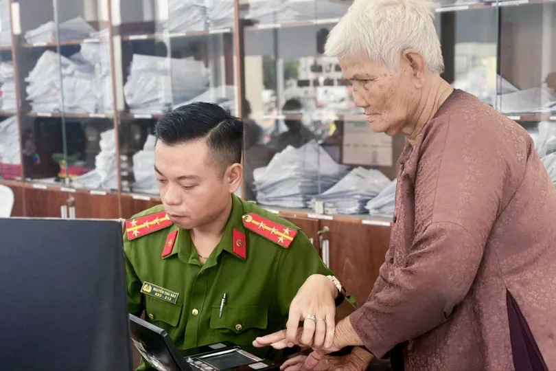 Tháo gỡ giấy tờ cho người yếu thế ở phường Lái Thiêu