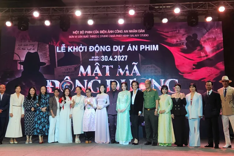 Ê-kíp đoàn phim tại lễ khởi động dự án phim, chiều 8-5. Ảnh: VĂN TUẤN