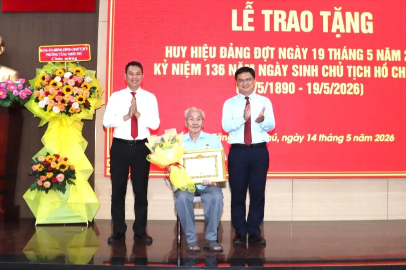 Trao Huy hiệu Đảng đến các đảng viên
