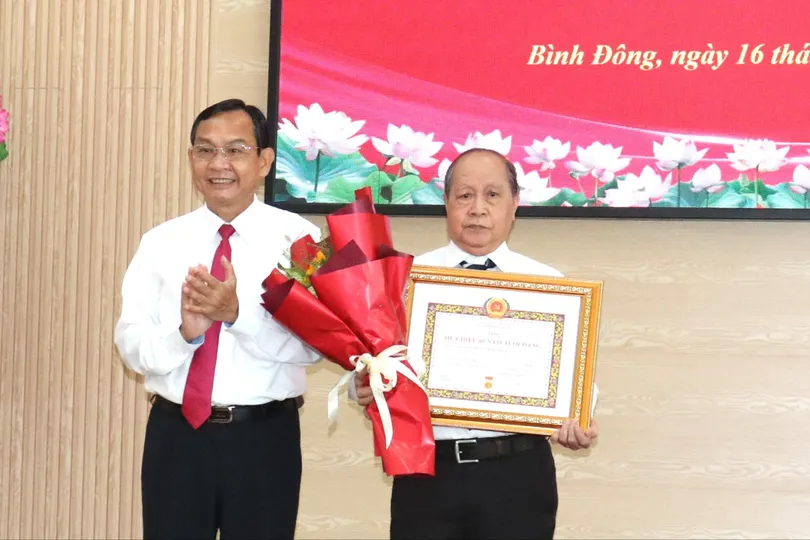 Phường Bình Đông trao Huy hiệu Đảng đến 22 đảng viên