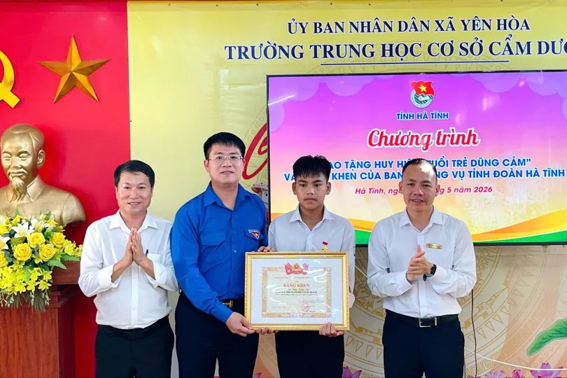 Lãnh đạo Tỉnh đoàn Hà Tĩnh trao bằng khen cho em Chu Văn Tuấn Vũ