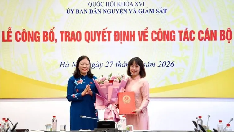 Ủy ban Dân nguyện và Giám sát trao quyết định về công tác cán bộ