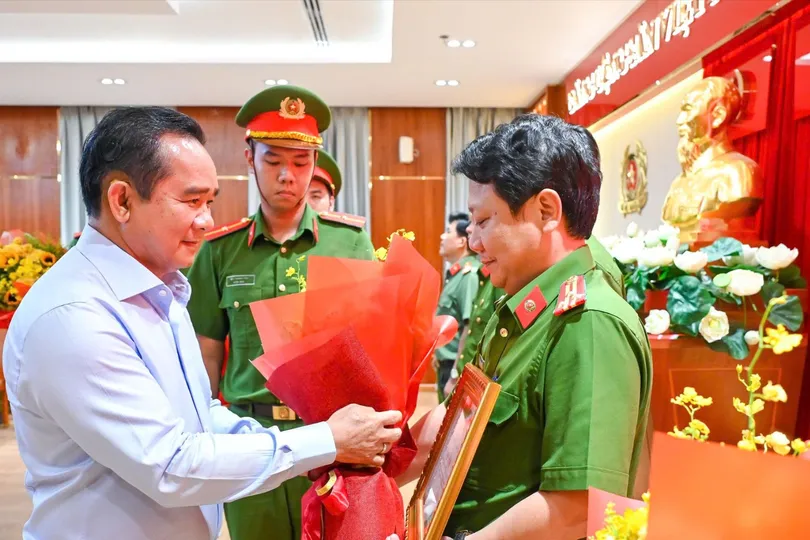 Chủ tịch UBND TPHCM khen thưởng chiến công phá nhanh vụ án bắn người nước ngoài