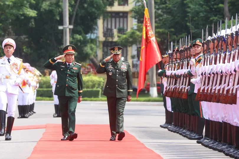 Đại tướng Nguyễn Tân Cương hội đàm với Tham mưu trưởng Lực lượng vũ trang Philippines