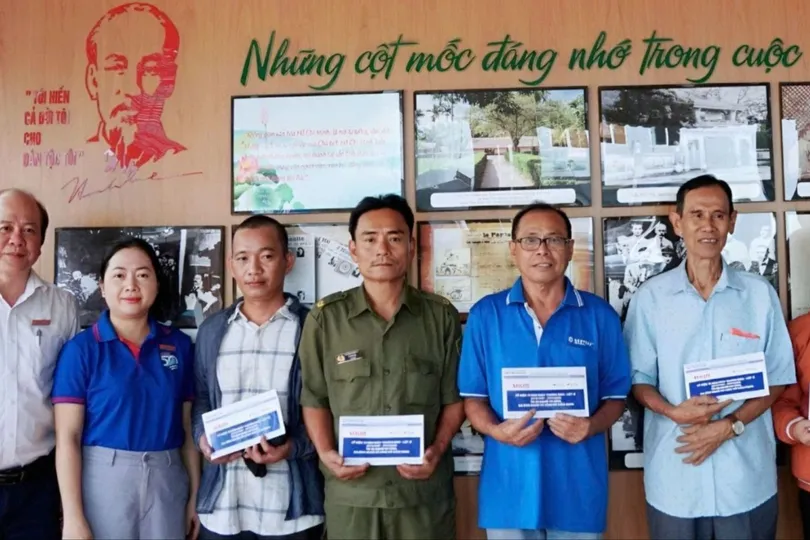 Báo Sài Gòn Giải Phóng tặng quà tri ân các gia đình người có công với cách mạng có hoàn cảnh khó khăn tại phường Trung Mỹ Tây (TPHCM). Ảnh: VIỆT NGA