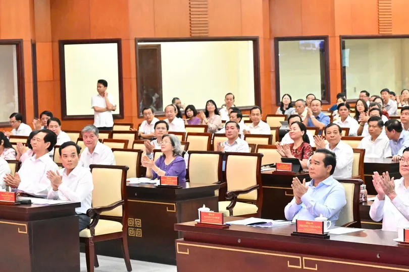 Các đồng chí nguyên lãnh đạo cấp cao đã nghỉ hưu trên địa bàn thành phố, các đồng chí lãnh đạo TPHCM và các đại biểu dự hội nghị. Ảnh: VIỆT DŨNG