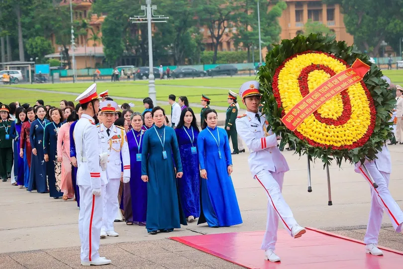 Đoàn đại biểu dự Đại hội đại biểu Phụ nữ toàn quốc lần thứ XIV do bà Lê Thị Thủy, Chủ tịch Hội LHPN Việt Nam dẫn đầu, vào Lăng viếng Chủ tịch Hồ Chí Minh. Ảnh: HOÀI NAM