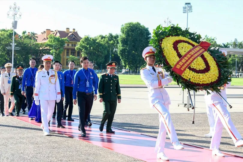 Đoàn đại biểu dự đại hội vào Lăng viếng Chủ tịch Hồ Chí Minh. Ảnh: QUANG PHÚC