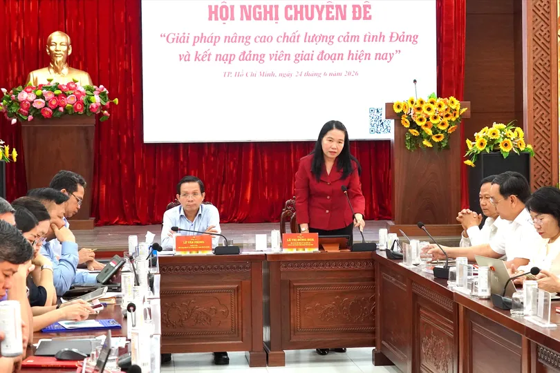 Đồng chí Lê Thị Hồng Nga, Phó Bí thư Đảng ủy, Chủ nhiệm Ủy ban Kiểm tra Đảng ủy các cơ quan Đảng TPHCM phát biểu tại hội nghị
