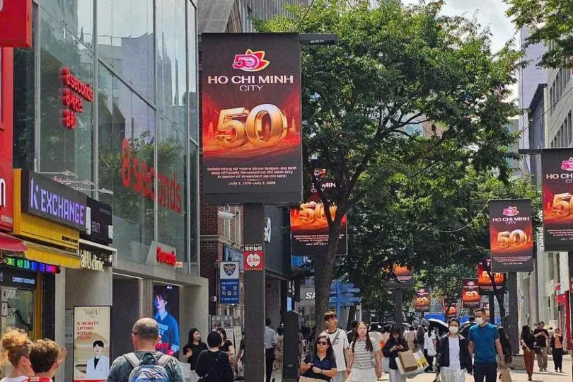 Hình ảnh kỷ niệm 50 năm Thành phố mang tên Bác được trình chiếu tại trung tâm Seoul
