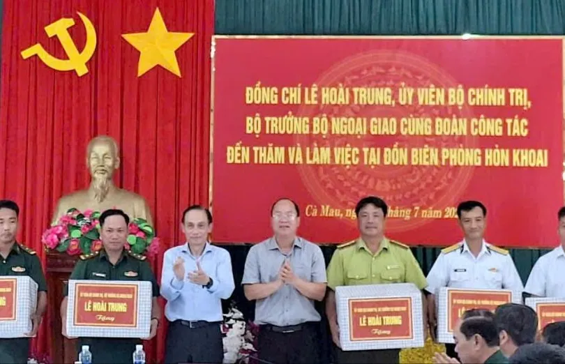 Khảo sát tiến độ các công trình trọng điểm trên đảo Hòn Khoai