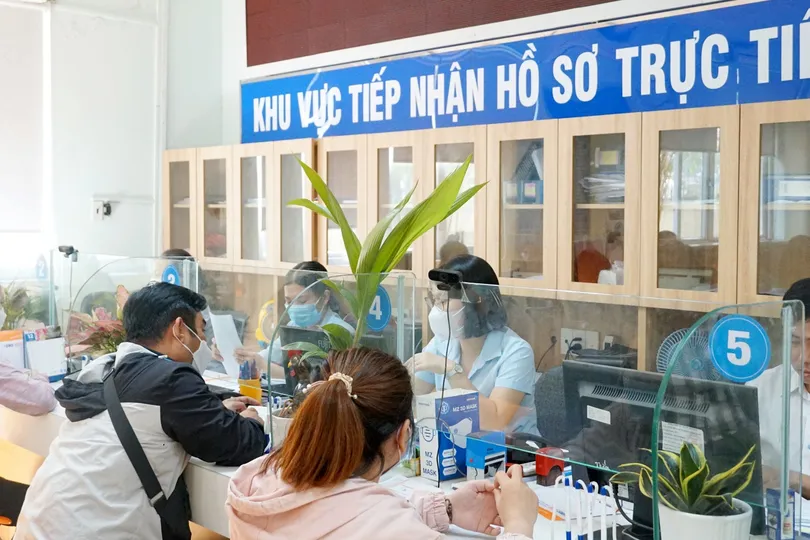 Người lao động làm thủ tục tại BHXH TPHCM