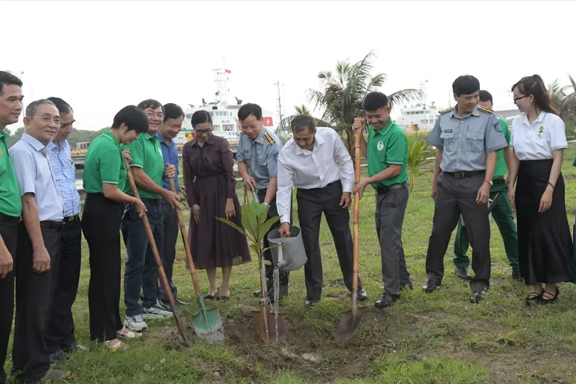 Trồng 5.000 cây xanh tại Chi đội kiểm ngư số 2