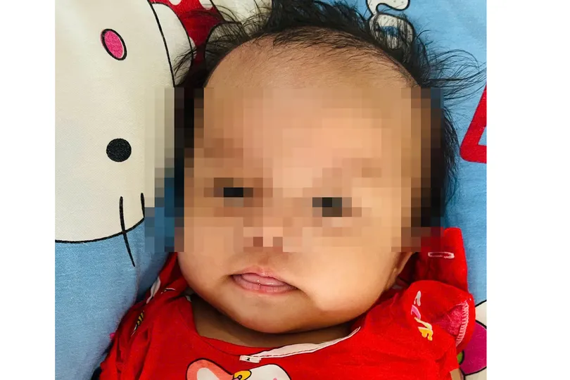Bé gái bị bỏ rơi trên địa bàn xã Phú Quới. Ảnh: TTCTXH