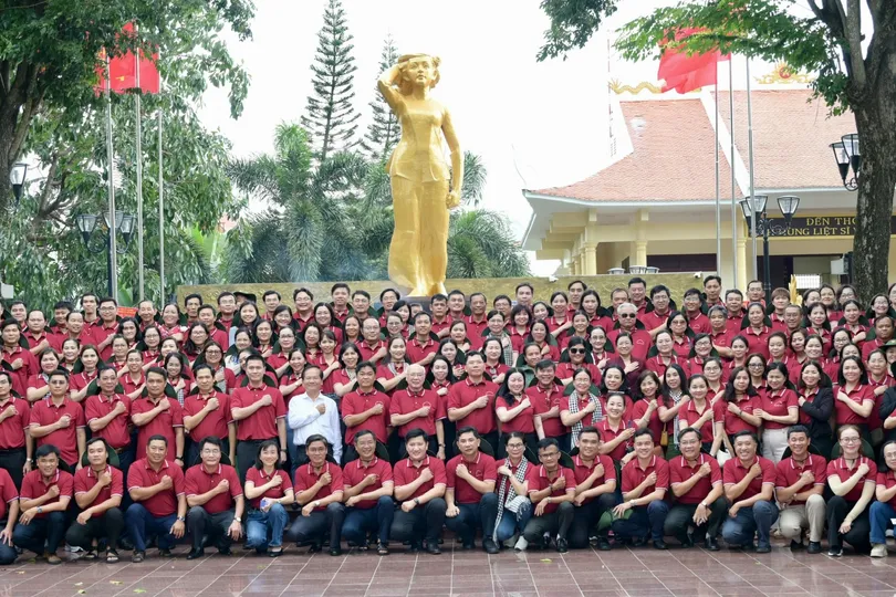Cán bộ tuyên giáo và dân vận trong chuyến về nguồn học tập kinh nghiệm chuyên môn