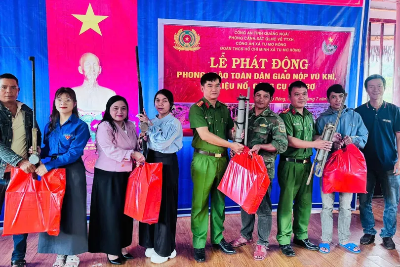Đồng bào Xơ Đăng giao nộp súng tự chế, nhận quà dân sinh