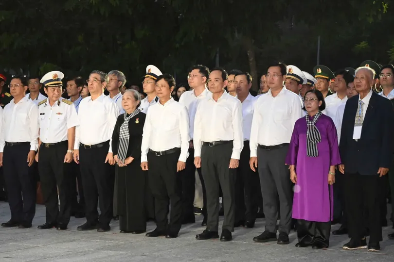 Lãnh đạo TPHCM dâng hoa, dâng hương và thắp nến tri ân Anh hùng liệt sĩ tại Nghĩa trang Hàng Dương