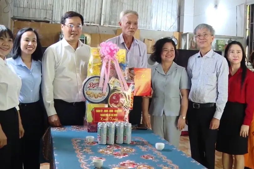 Lãnh đạo TPHCM thăm, tặng quà gia đình chính sách tại Côn Đảo
