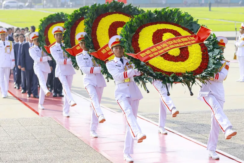 Các đồng chí lãnh đạo, nguyên lãnh đạo Đảng, Nhà nước, Ủy ban Trung ương MTTQ Việt Nam đặt vòng hoa và vào Lăng viếng Chủ tịch Hồ Chí Minh nhân kỷ niệm 79 năm Ngày Thương binh - Liệt sĩ, sáng 26-7. Ảnh: VIẾT CHUNG