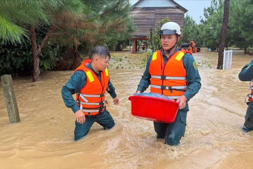 Mưa lớn gây ngập sâu tại Bảo Lộc, hàng chục hộ dân phải di dời