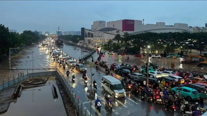Mưa lớn giờ tan tầm, Hà Nội ngập cục bộ
