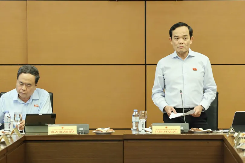 Đồng chí Trần Lưu Quang, Bí thư Thành ủy TPHCM, Trưởng Đoàn đại biểu Quốc hội TPHCM điều hành phiên thảo luận tổ, chiều 3-8. Ảnh: QUANG PHÚC 