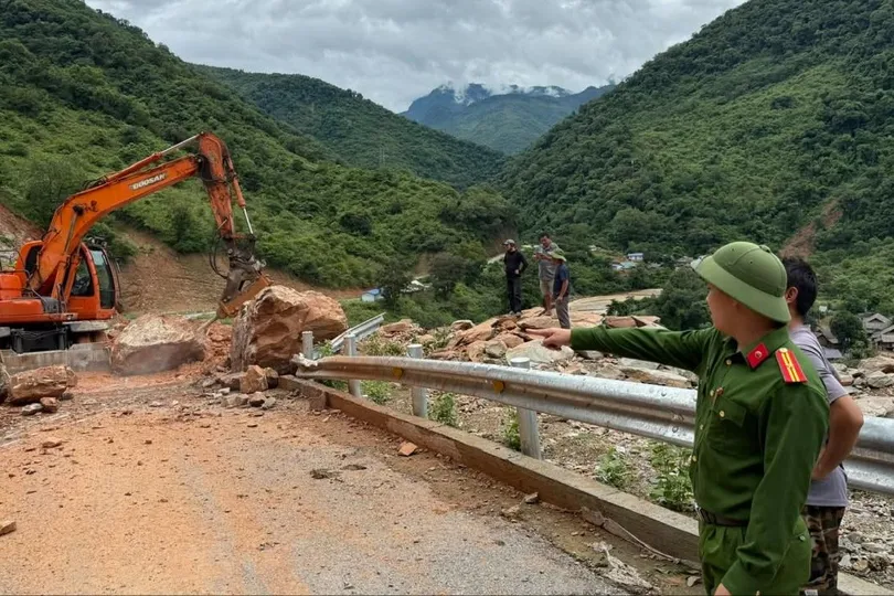 Sau nhiều nỗ lực khắc phục, điểm sạt lở trên tỉnh lộ 543D đã được thông tuyến 