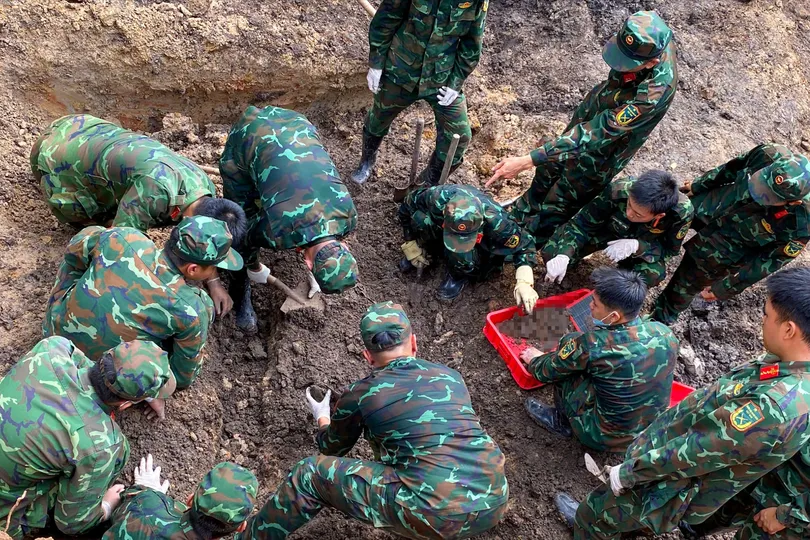 TPHCM: Tìm thấy đôi dép cao su, bình tông tại khu vực tìm kiếm hài cốt liệt sĩ