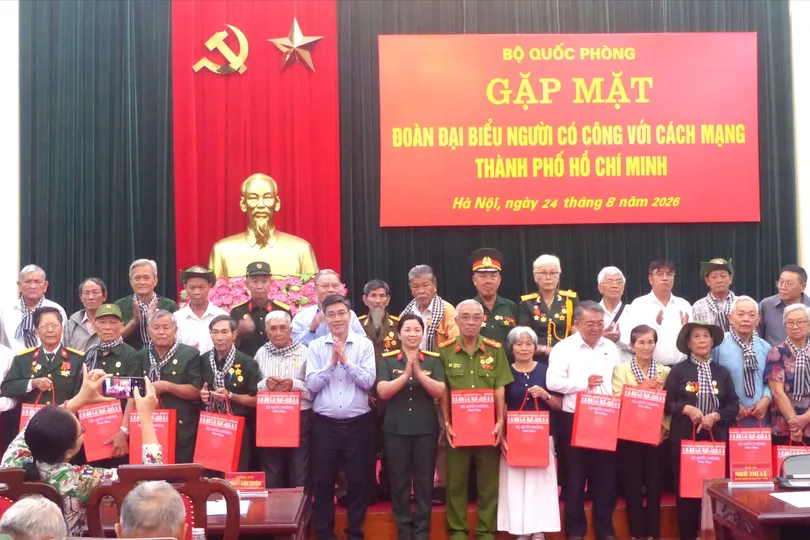 Bộ Quốc phòng gặp mặt đoàn đại biểu người có công với cách mạng TPHCM