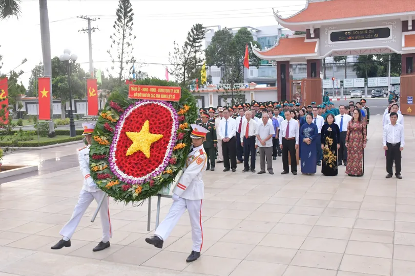 Đoàn đại biểu TPHCM viếng Nghĩa trang Liệt sĩ Bà Rịa - Vũng Tàu