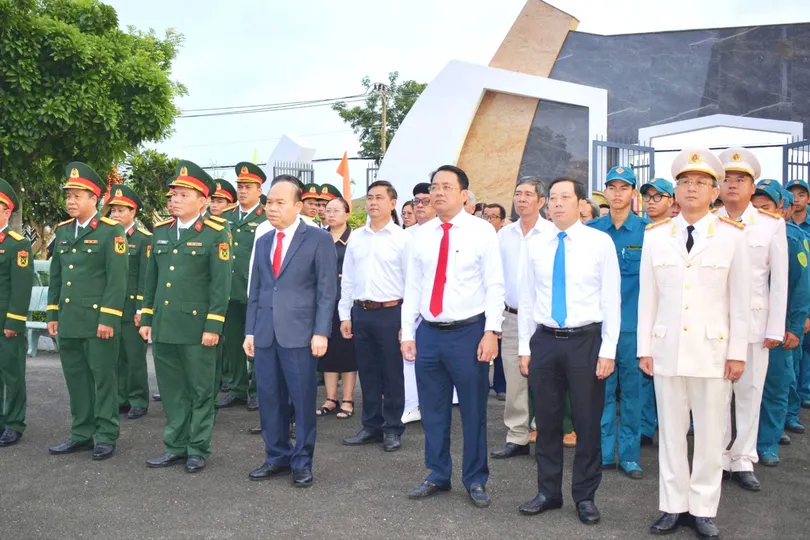 Đoàn đại biểu dâng hương, dâng hoa tại Nghĩa trang Liệt sĩ Rừng Sác. Ảnh: T.L.