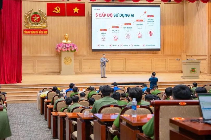 Cán bộ đoàn thể Công an TPHCM tập huấn ứng dụng trí tuệ nhân tạo. Ảnh: CA TPHCM