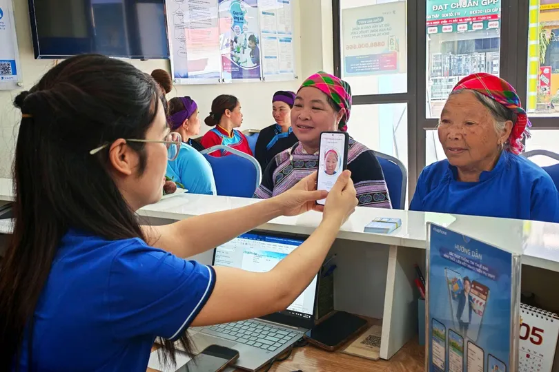 Người dân thực hiện xác thực thông tin thuê bao ở điểm giao dịch VinaPhone/VNPT xã Bắc Hà, tỉnh Lào Cai (ẢNH: TRẦN LƯU)