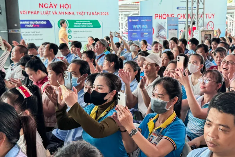 Các công nhân ghi lại những thông tin bổ ích về pháp luật. Ảnh: https://congan.com.vn/