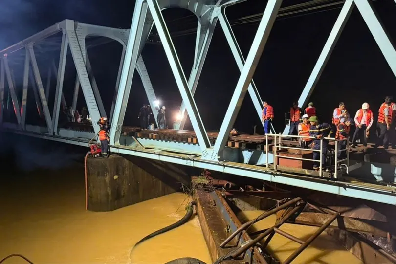 Quảng Trị: Khẩn cấp xử lý 3 sà lan trôi dạt, đâm cầu đường sắt Mỹ Chánh