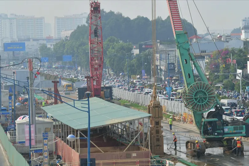 Đường Trường Chinh ùn tắc giao thông kéo dài do rào chắn thi công