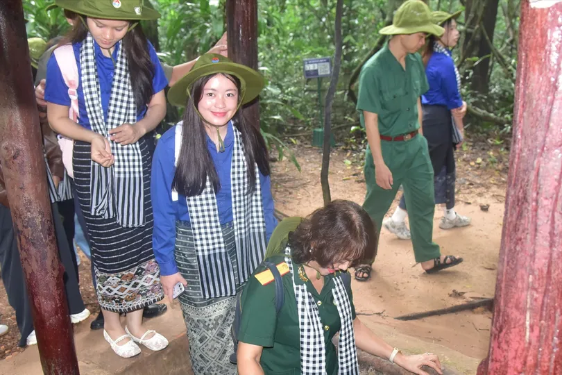 Sinh viên Lào, Campuchia tìm hiểu Khu di tích lịch sử địa đạo Củ Chi 
