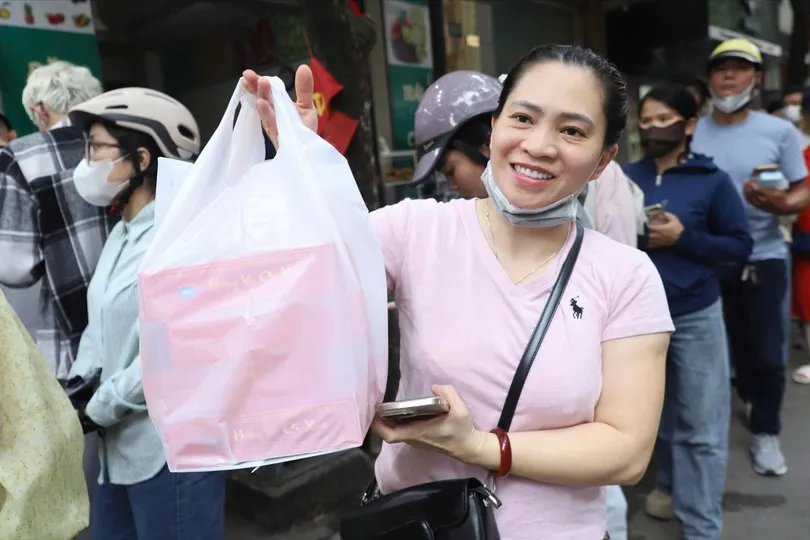Xếp hàng cả tiếng chờ mua bánh Trung thu ở Hà Nội