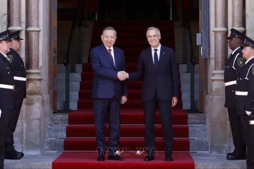 Tổng Bí thư, Chủ tịch nước Tô Lâm và Thủ tướng Canada Mark Carney chụp ảnh chung, sáng 24-9 (giờ địa phương). Ảnh: TTXVN