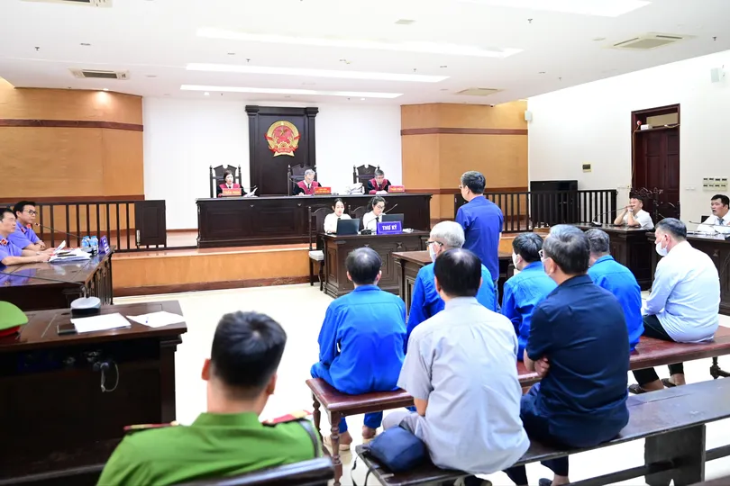 Các bị cáo tại phiên tòa chiều 30-9. Ảnh: ĐỖ TRUNG