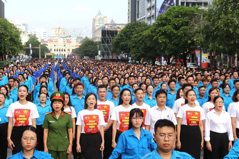 Hơn 3.000 đoàn viên, thanh niên TPHCM cùng hát “Lên Đàng”, xác lập kỷ lục Việt Nam 