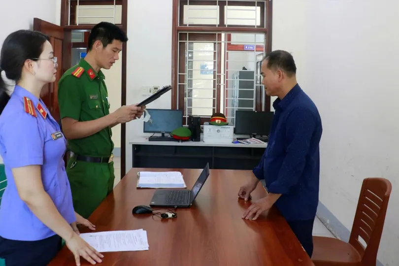 Cơ quan chức năng đọc lệnh khởi tố vụ án, khởi tố bị can đối với Bùi Văn Trường - đối tượng cầm đầu đường dây sản xuất, buôn bán thuốc giả